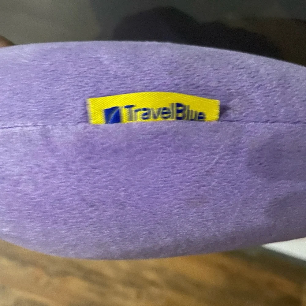 Travel pillow . Free size condition 10/10 - Picture 3 of 3